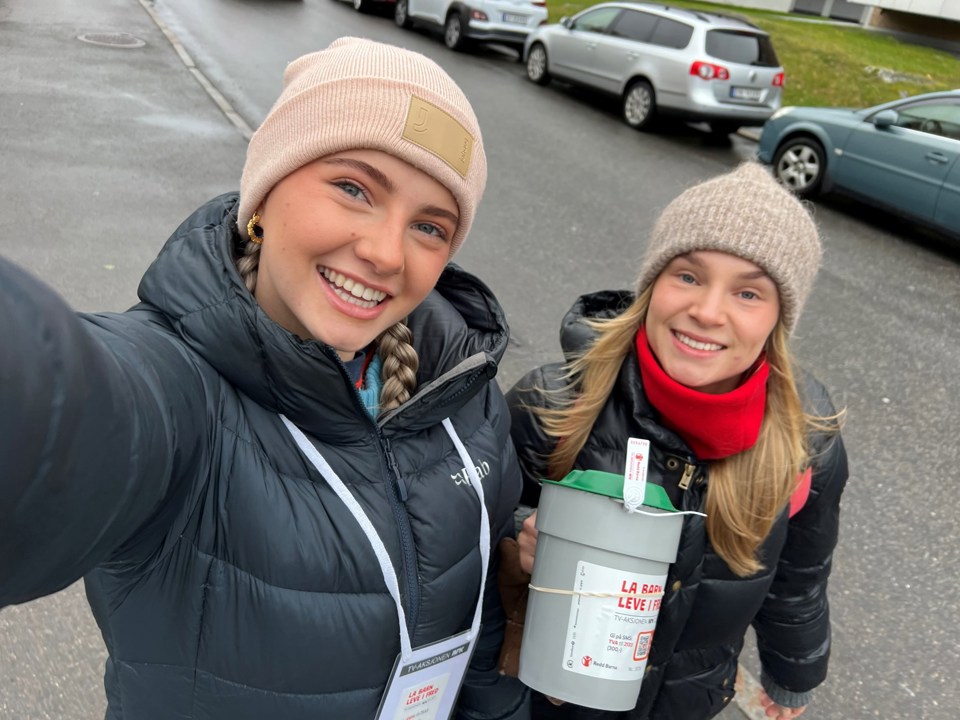 To unge kvinner med bøsse i hånden