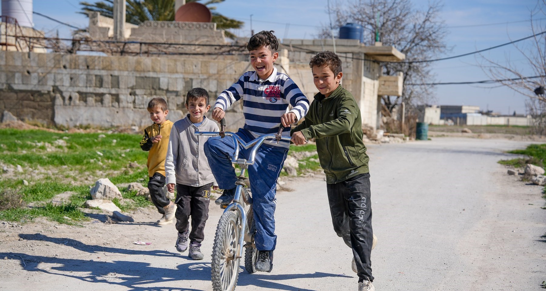NRK TV Aksjonen 2026 Syria Gutter Sykkel Foto Tareq Mnadili NRC Flyktninghjelpen (1)