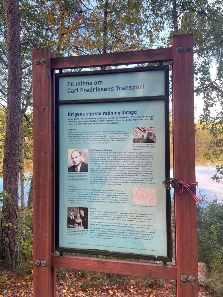 En oppslagstavle med vann og skog rundt