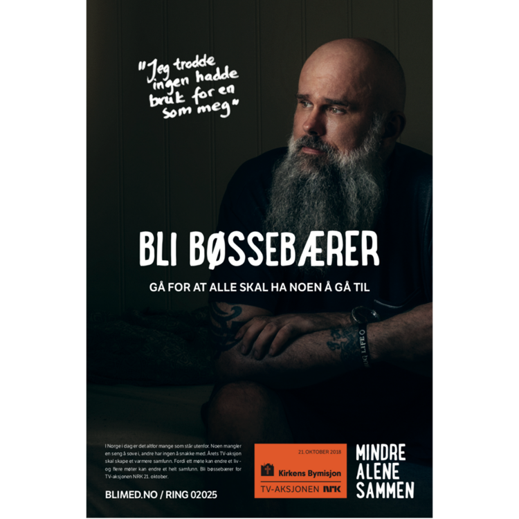 TV-aksjonen 2018 sin kampanjeplakat. En mann med langt skjegg og tatoveringer, og slagord "Mindre alene sammen" 